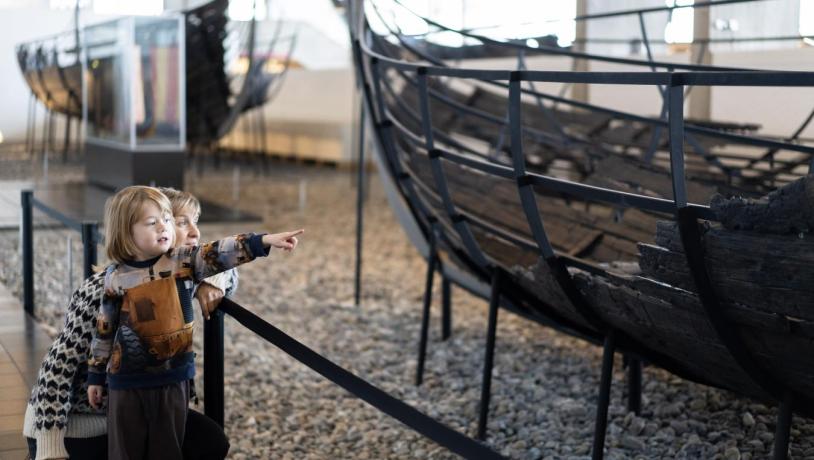 Mor og søn på tur vikingeskibsmuseet