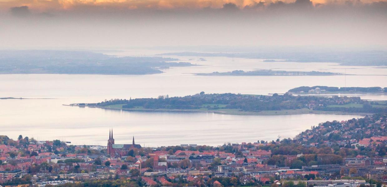 Udsigt over Roskilde Domkirke og Roskilde Fjord i aftensol