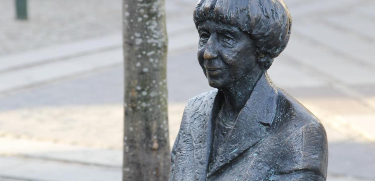 Lise Nørgaard statue