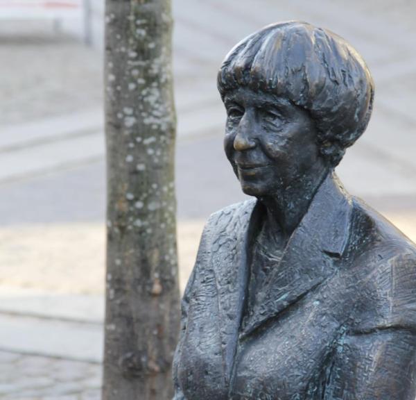 Lise Nørgaard statue