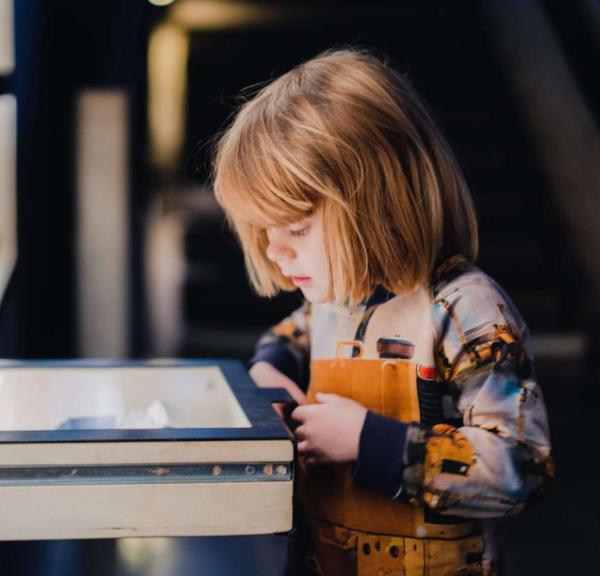 Pige kigger på ting på Vikingeskibsmuseet