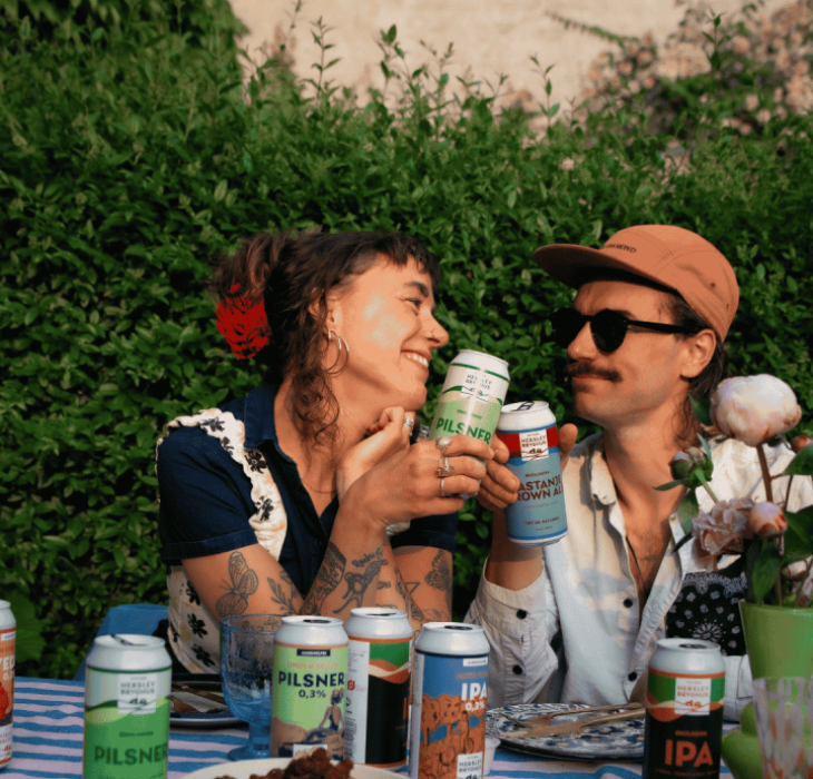 Par på Herslev Bryghus, hygger og skåler