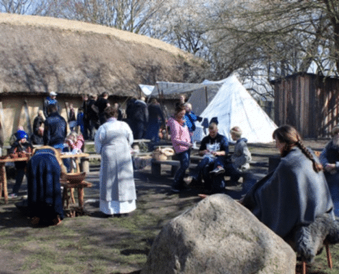Frederikssund Vikingeboplads-Frilandsmuseum-Fjordlandet-Roskilde Fjord-familier-vikingemarked-forårsmarked-familier