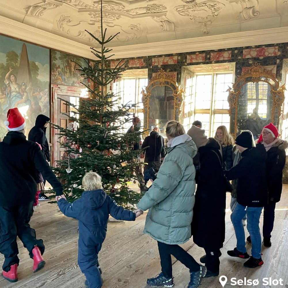 Dans om juletræ på Selsø Slot